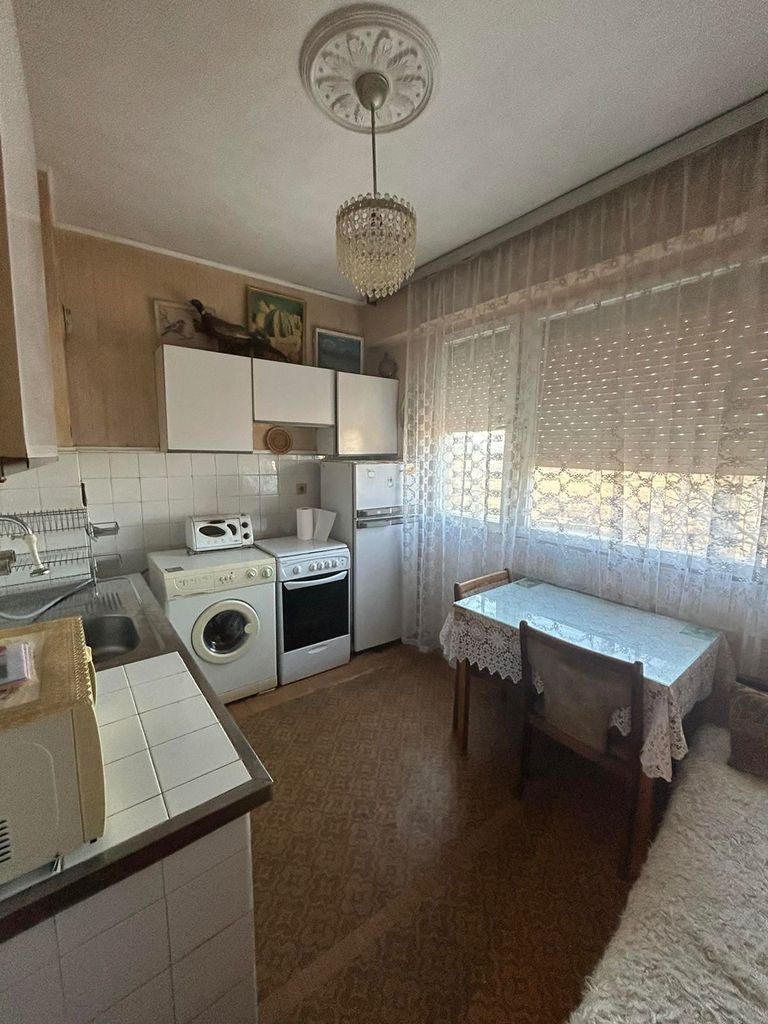 Продава се Тристаен апартамент в Севлиево - 77 кв.м за 709 €/кв.м - Снимка #2