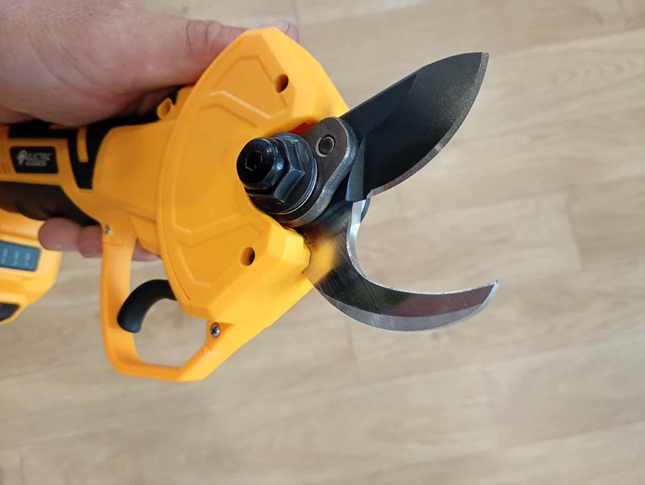 foarfeca pomi si vie baterii makita milwaukee dewalt