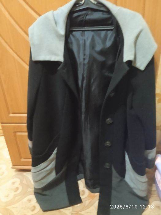 Продам пальто демисезонное. Б/у. Цена_3000.