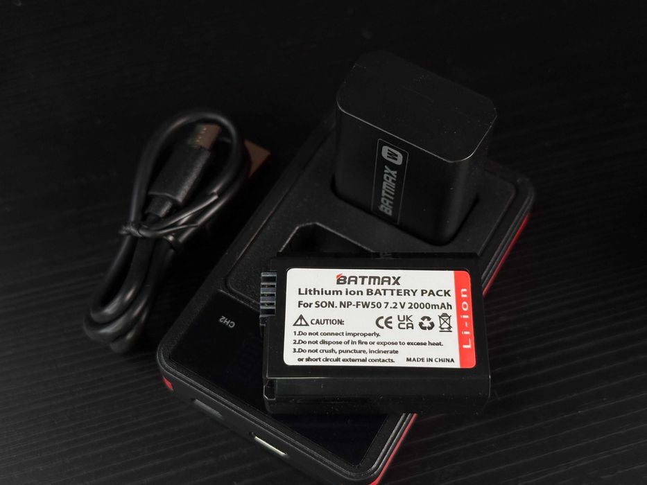 2 броя батерии NP-FW50 и USB-C зарядно за тях