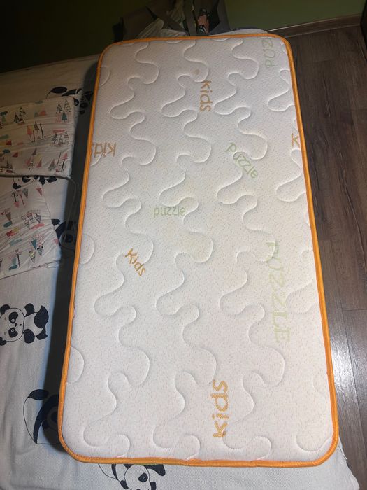 Продавам детско легло с матрак и подарък обиколници