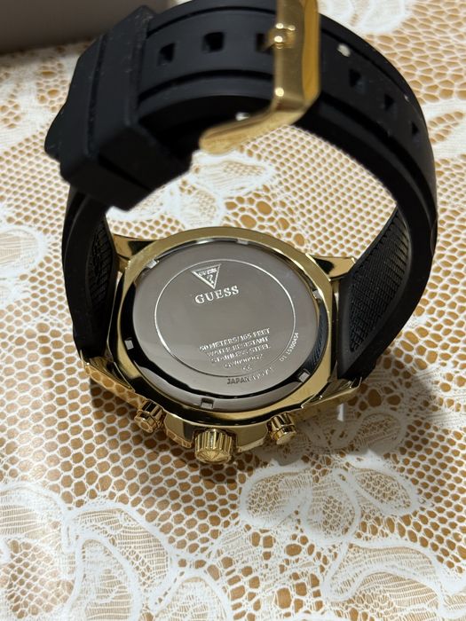 Чисто нов златен часовник GUESS с две години гаранция