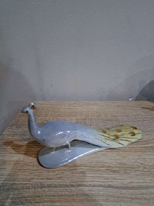 Красив порцеланов паун!