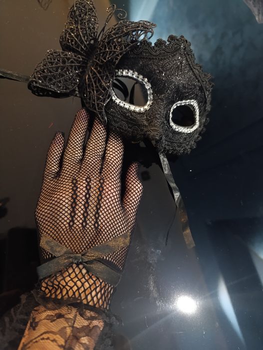 Роскошный карнавальный набор, карнавальная маска, перчатки,шляпа
Есть