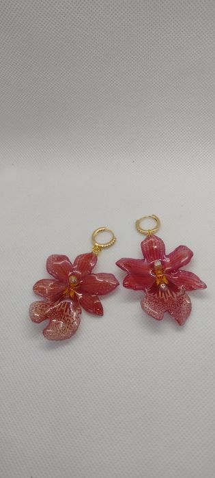 Обеци с естествен цвят на мини орхидея Miltonia.  Цветче с размери 5/4