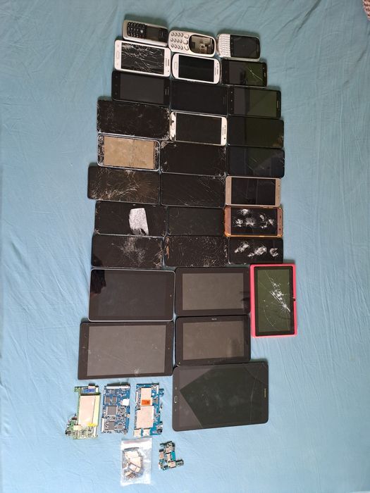 Vand lot telefoane și tablete pt piese