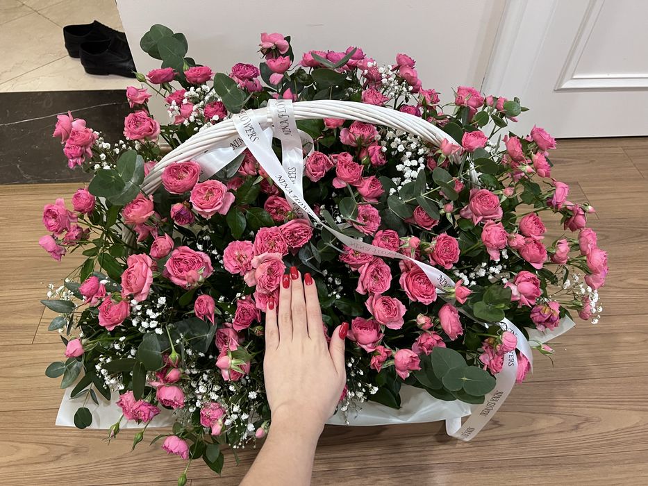 Кустовые розы,огромная корзина и тяжелая. Возможен торг