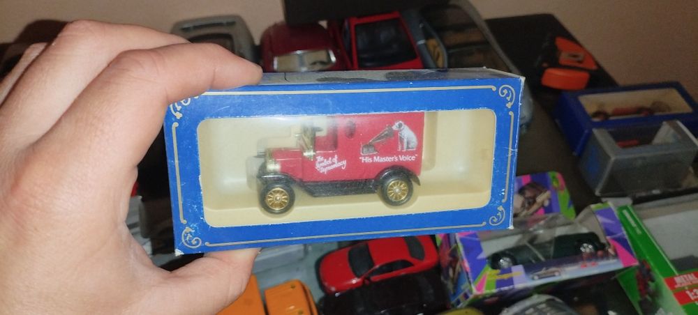 Продавам метални колички и камиони 1/18, 1:18 1:24 1:43