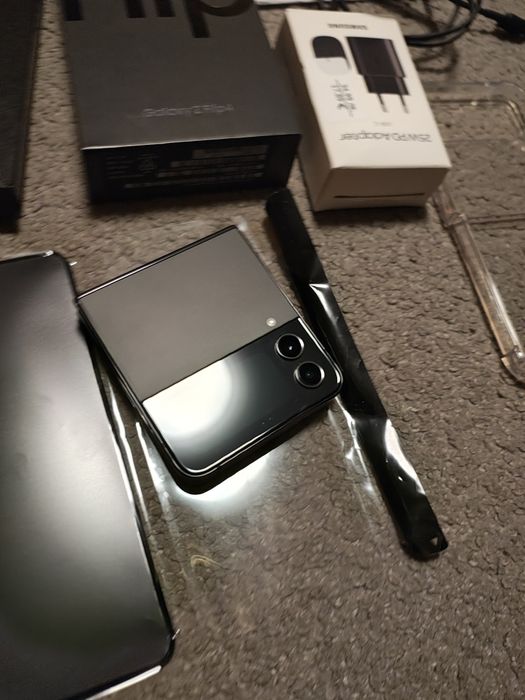 НОВ!!! Samsung Z flip 4