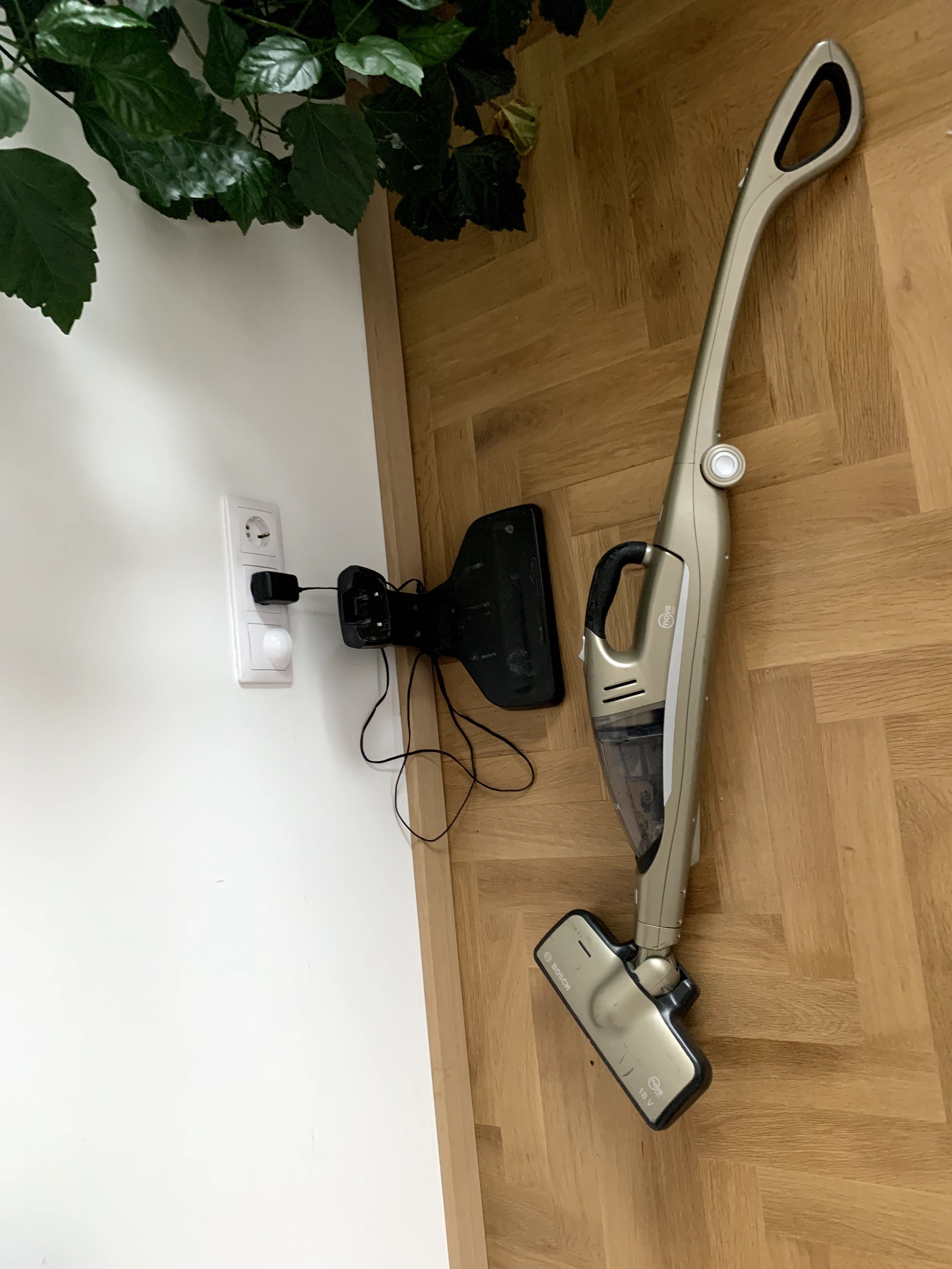 Bosch_вертикална безжична прахосмукачка_2 в 1_18 V_Li-Ion батерия