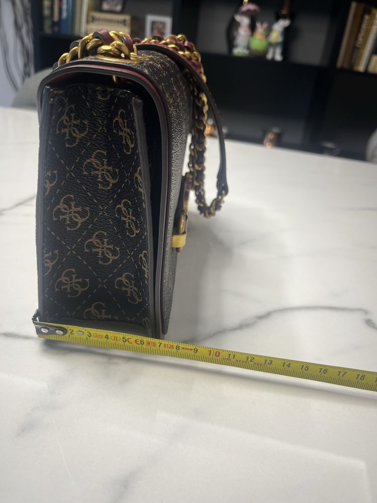Оригинална чанта на Guess