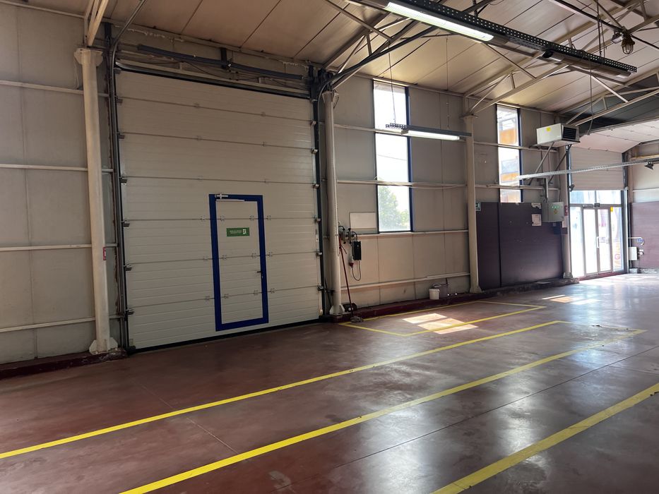 Spatiu comercial (hala) de inchiriat 875mp , intrare principala ONESTI