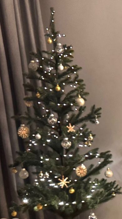 Елка IKEA Vinterfint, гирлянды IKEA, шары