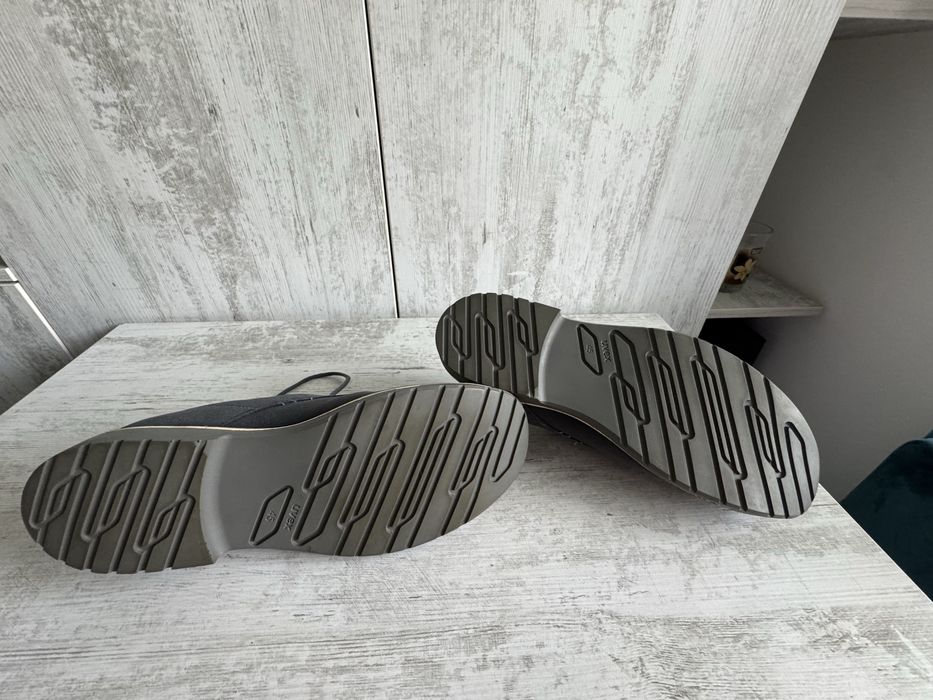 Vand pantofi de lucru