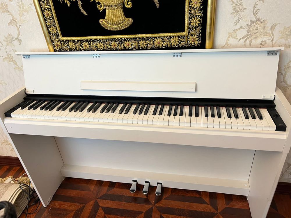 Продам пианино Yamaha arius белого цвета