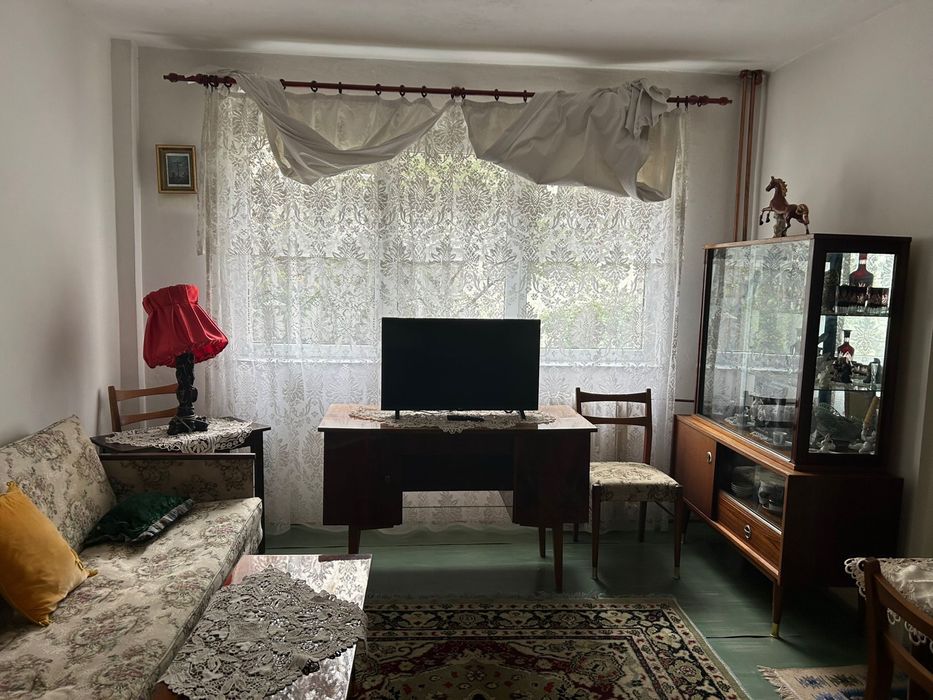 Vând apartament semidecomandat