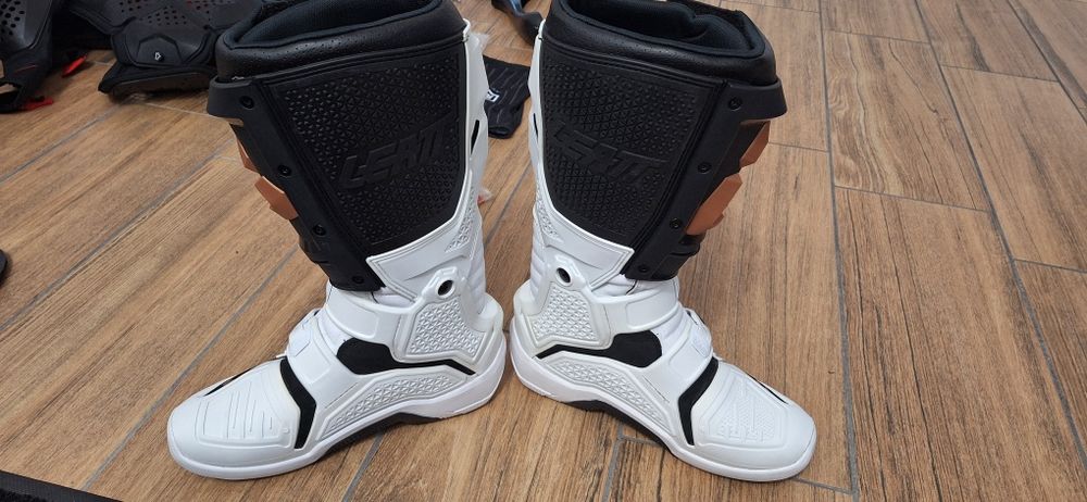 Ghete Leatt 4.5 flexlock marimea 40.5 (talpa 25.5 centimetri)
Ghetele