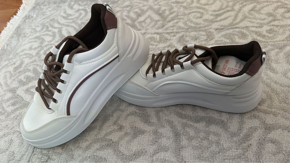 белые кроссовки с коричневыми шнурками