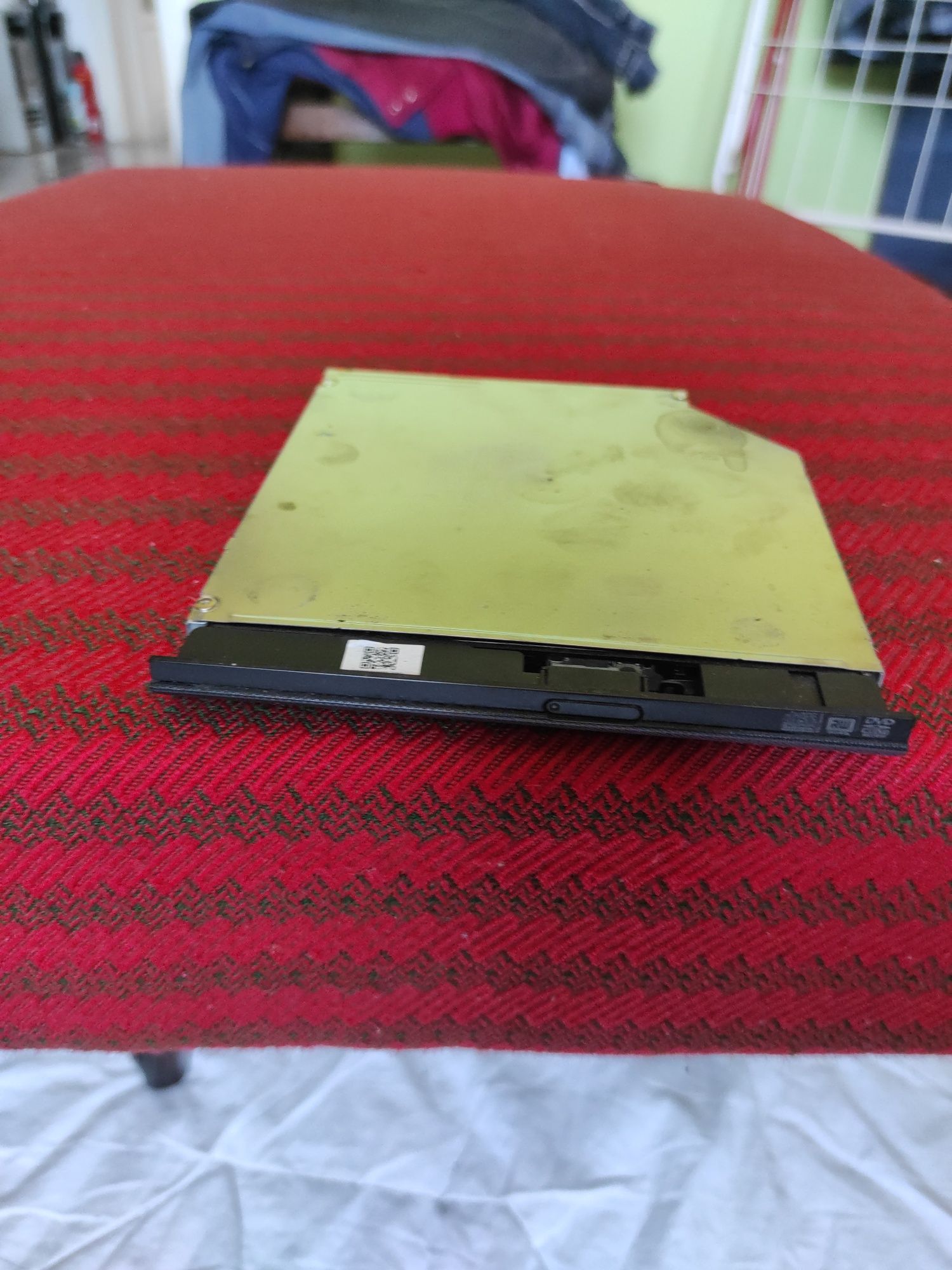 Unitate optică pentru CD uri și DVD uri pentru laptopuri