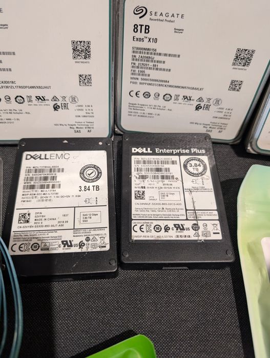 Kit pentru NAS ( 4 x Hdd Sas, 2x Ssd Sas, raid controller si cabluri).