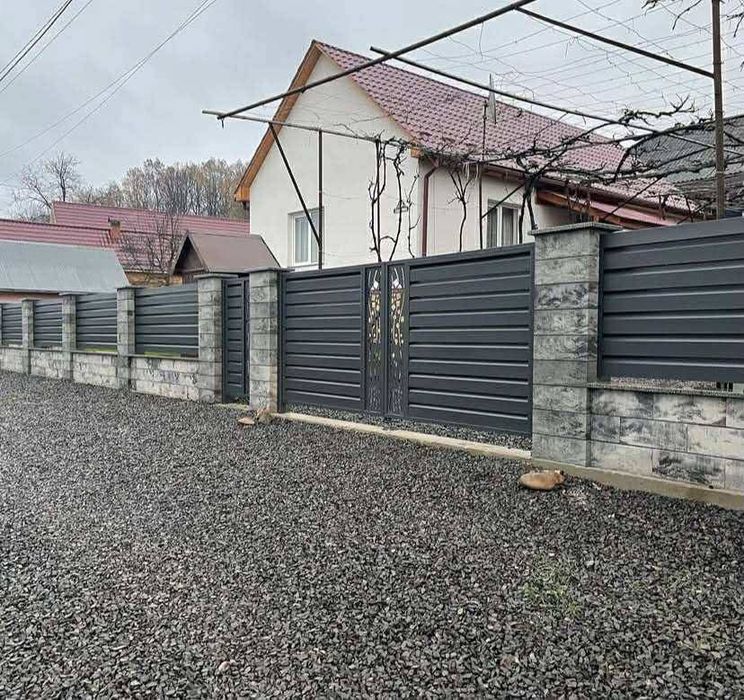 Executa garduri  și porți la comanda