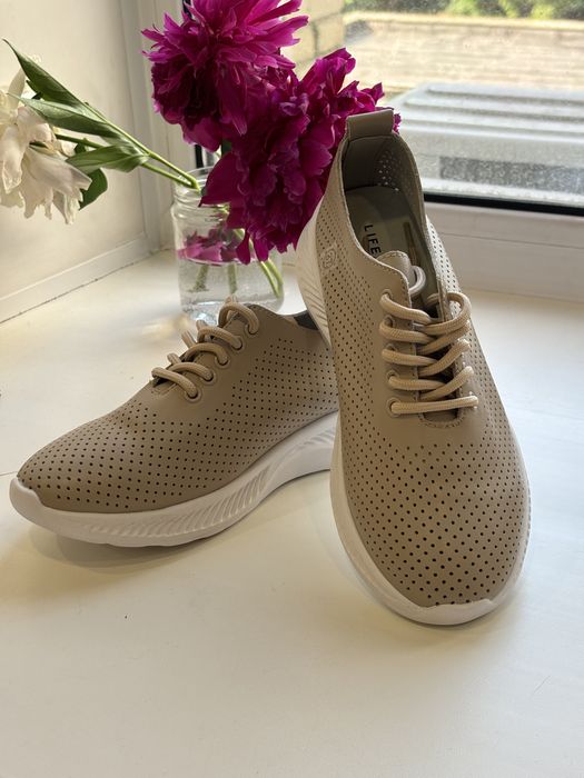 Продается новые летние кроссовки 37 размера покупалось в Авенью