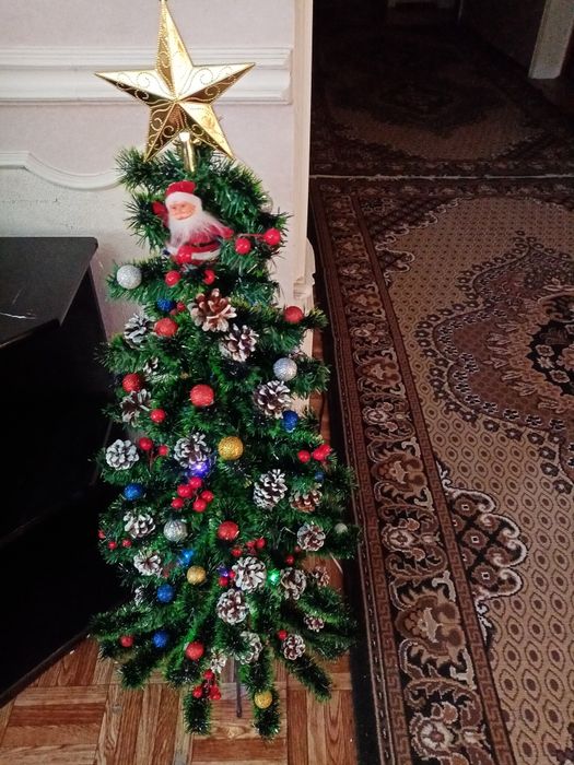 Ёлки укомплектованные сшишками и ягодами