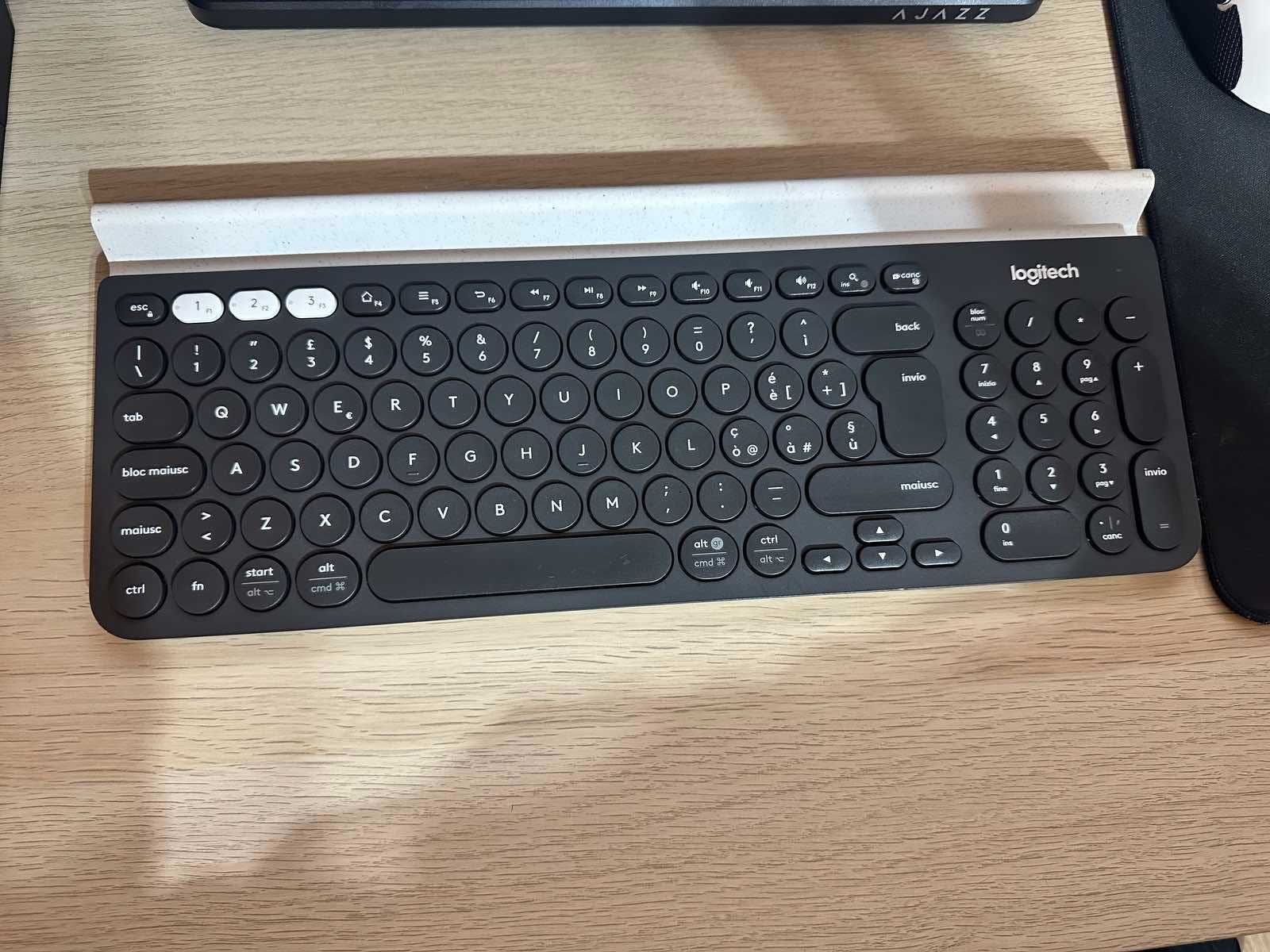 Клавиатура Logitech K780, безжична, черна, Bluetooth и донгъл
