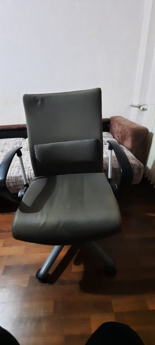 Scaun de birou cu amortizor. Rotație de 360