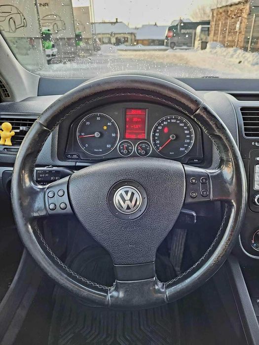 Vând sau schimb golf 5