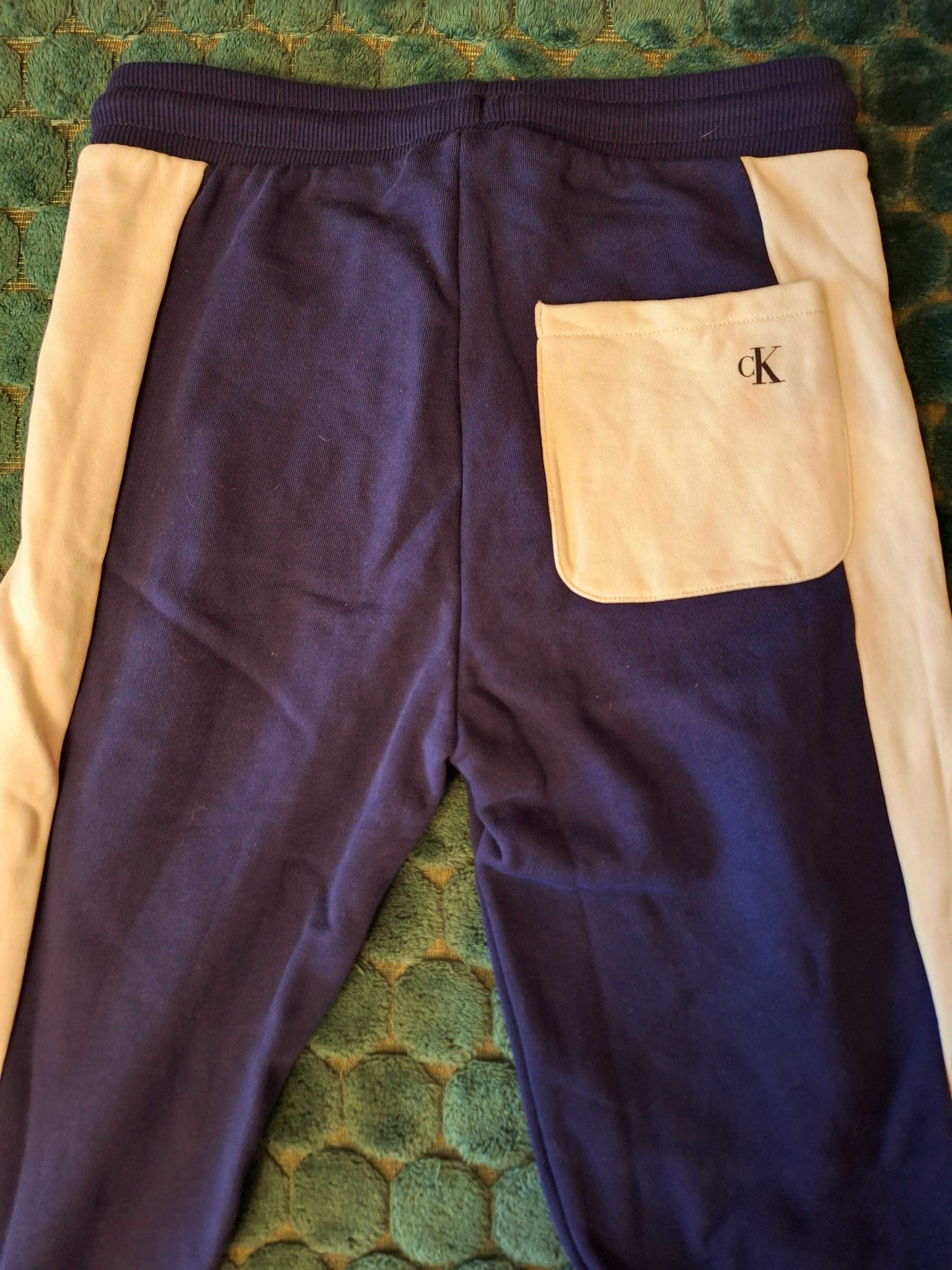 Екип Calvin Klein