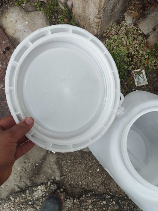 Бидон 50 литра бял и черен