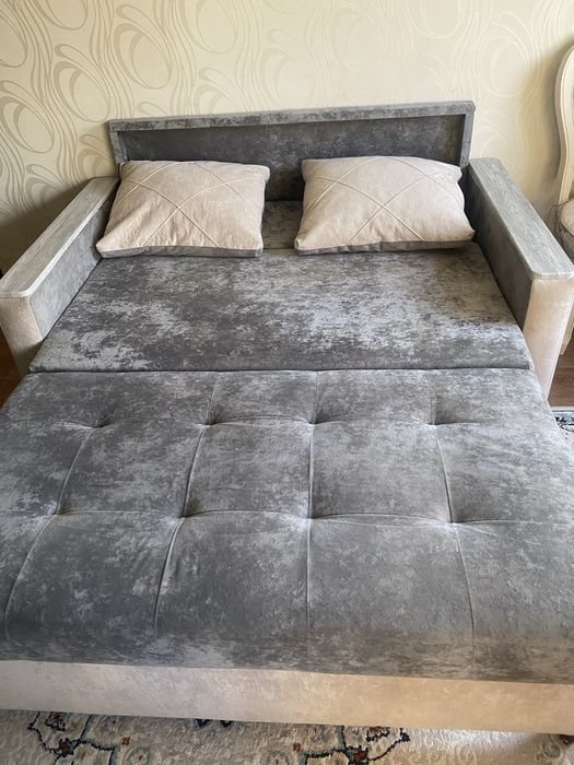 Продается раскладной диван, небольшой.