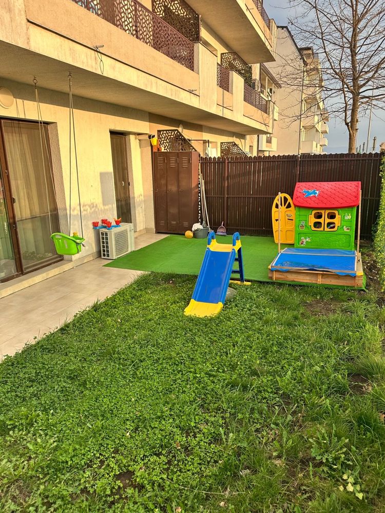 Vand apartament 3 camere complet utilat+mobilat si acces unic curte