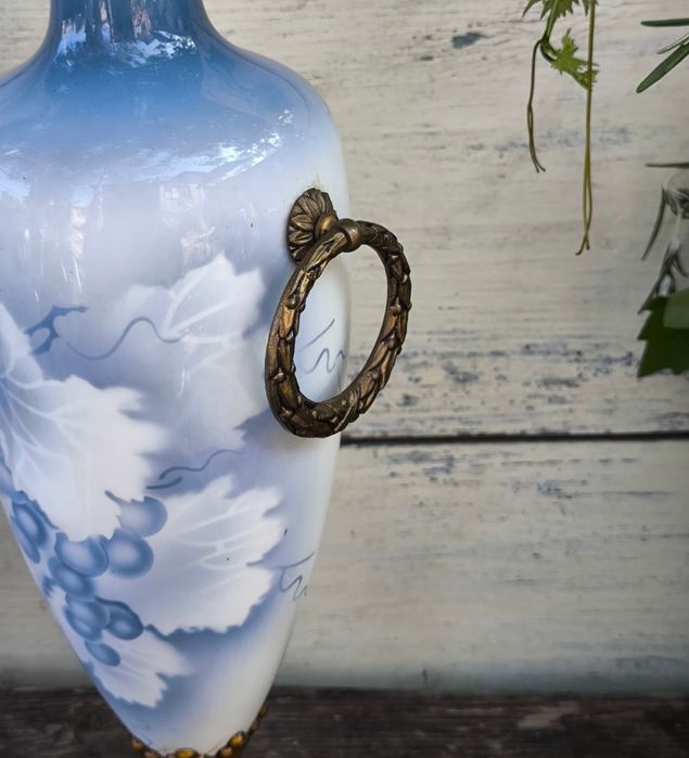Ваза с месингови дръжки