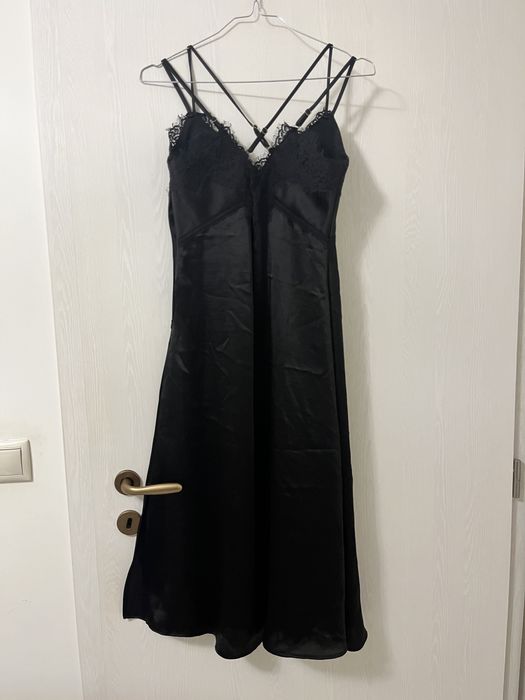 Дамска черна сатенена рокля GUESS