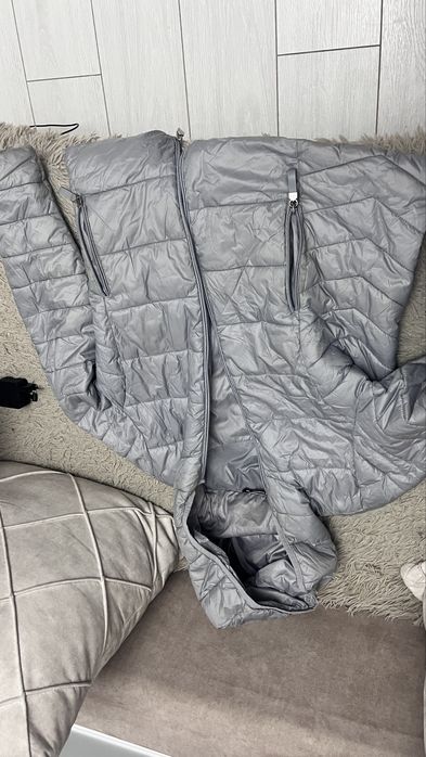 Продам женскую весеннюю куртку с башлыком