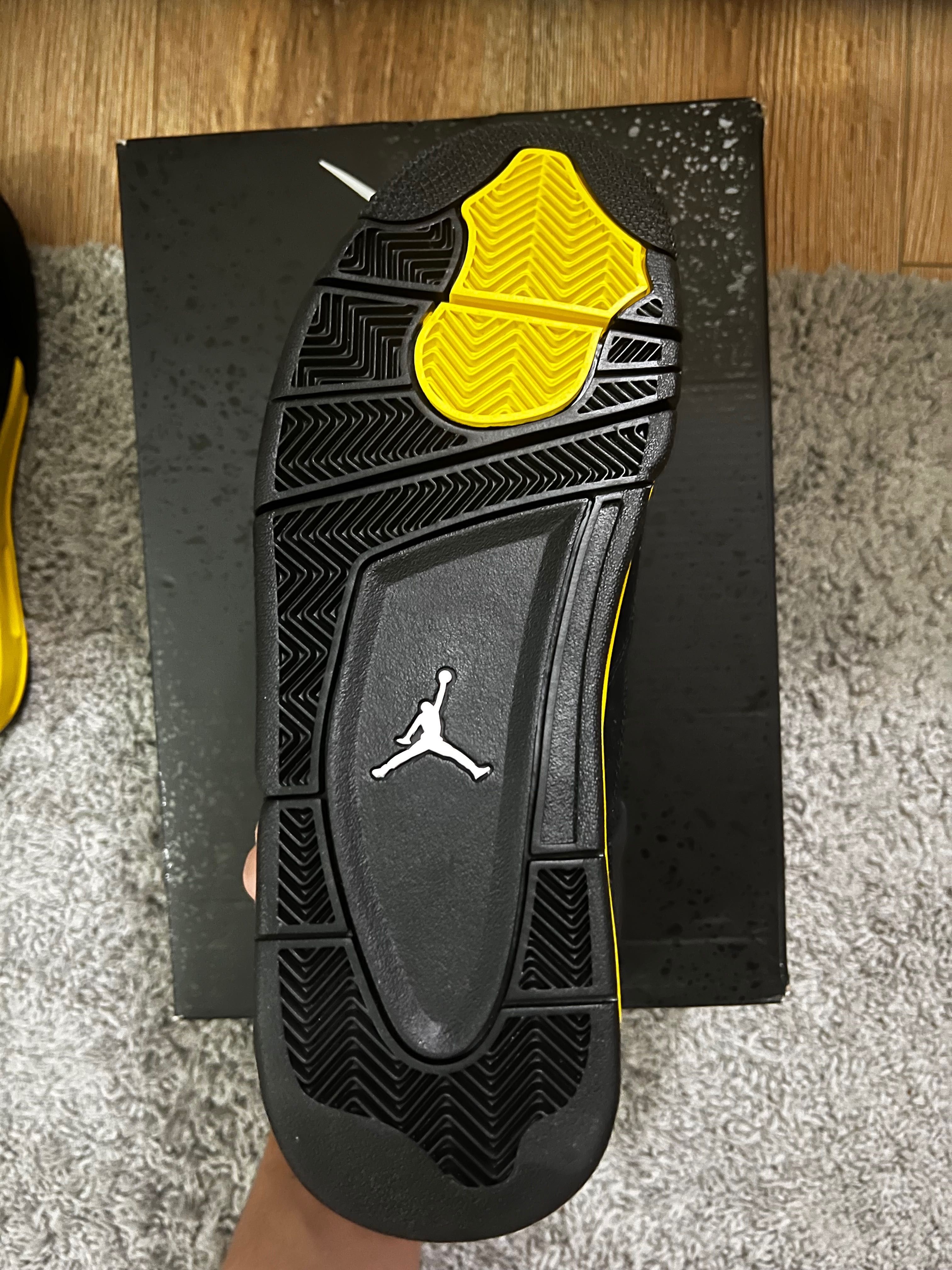 Vând Jordan 4 Retro"Thunder"noi în cutie.Preț:1350 lei