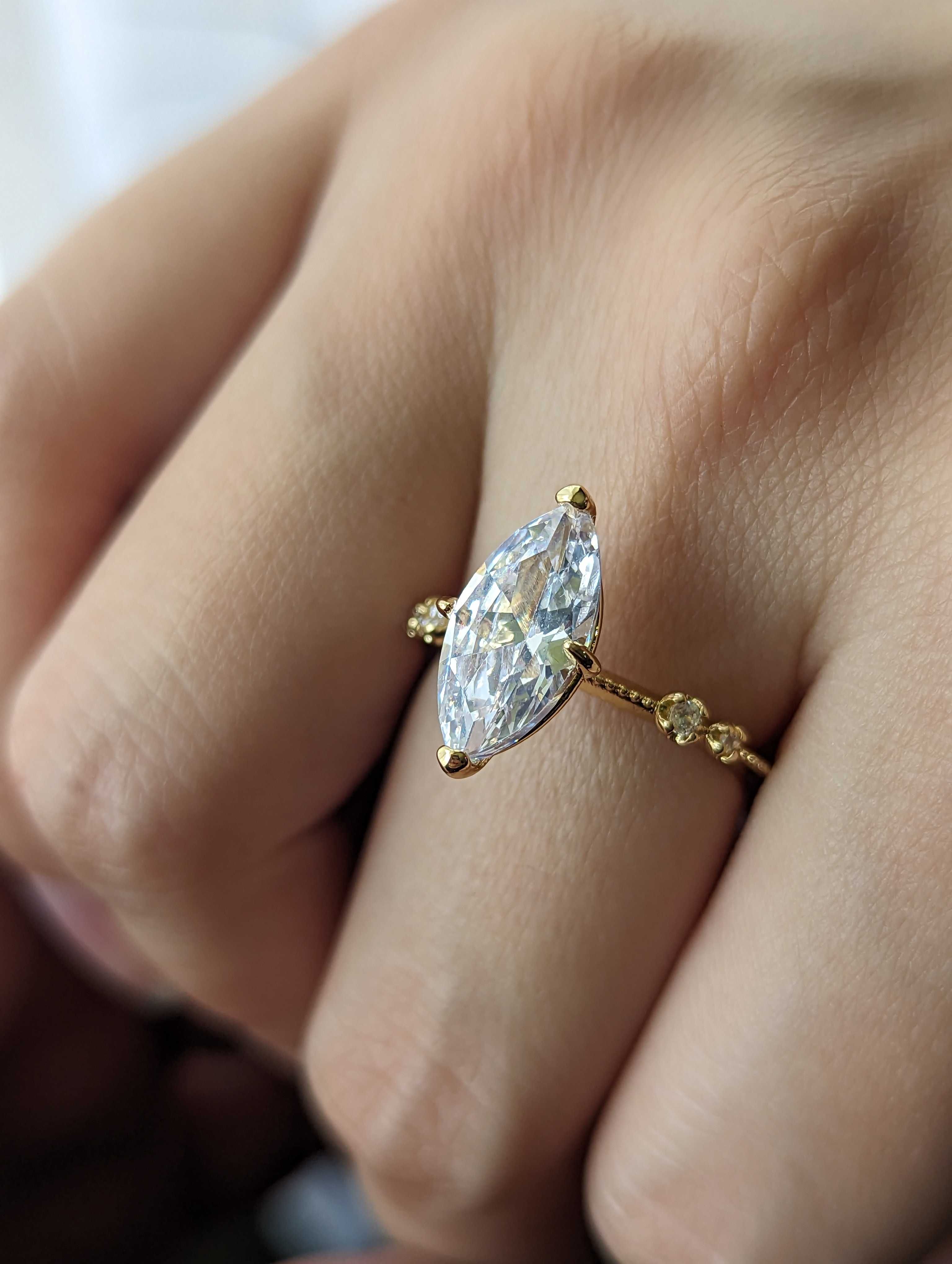 Златен дамски пръстен от медицинско злато (мед. стомана)и красив камък