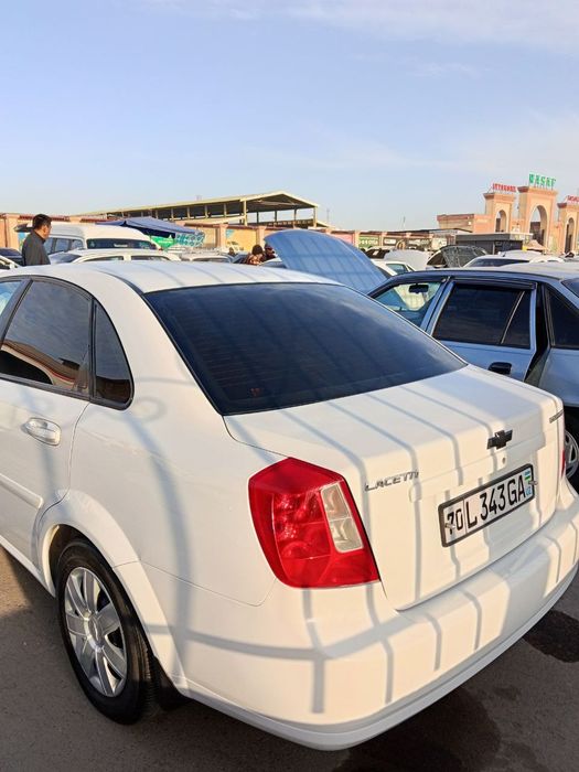 Lasetti moshina sotiladi