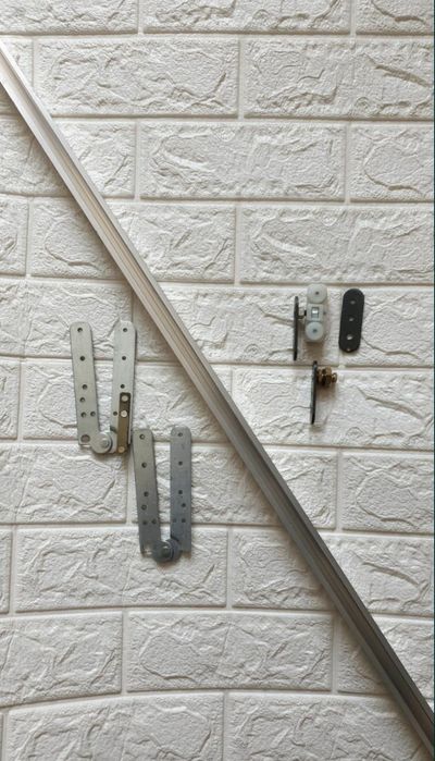 Sistem pentru ușă rabatabilă