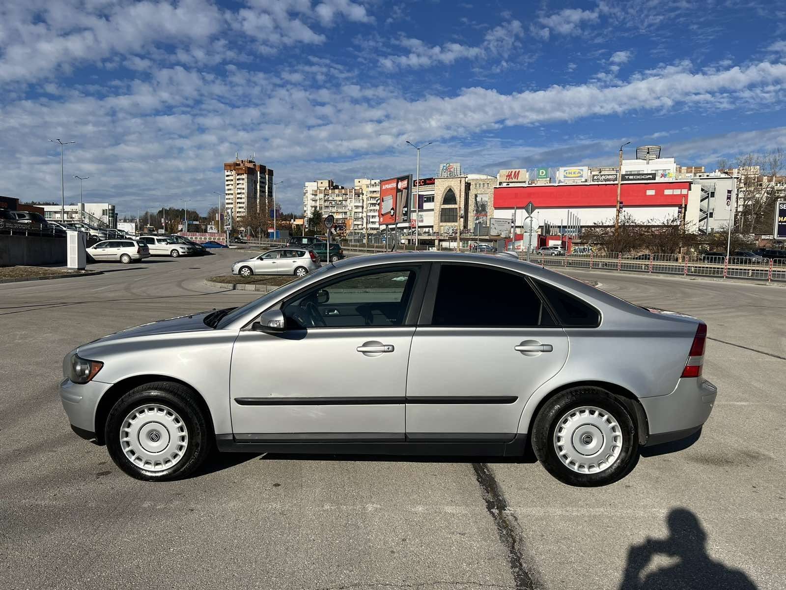 Автомобил Volvo S40 (волво)