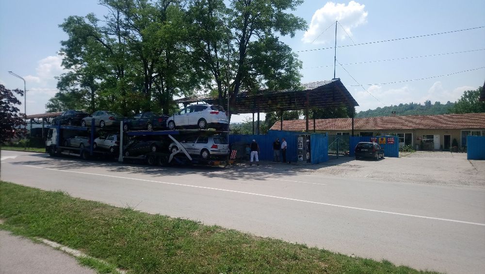 Под наем 300м2 търговска площ за АВТОКЪЩА  с лице на път