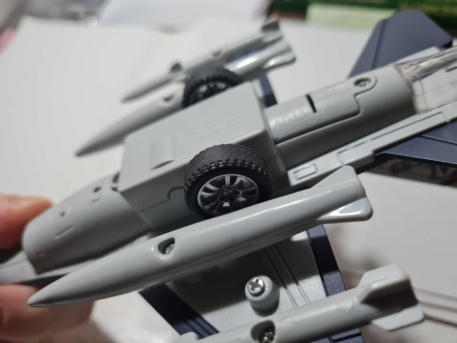 superbă machetă avion F 16, 1/72, pull back, cu lumini și sunete