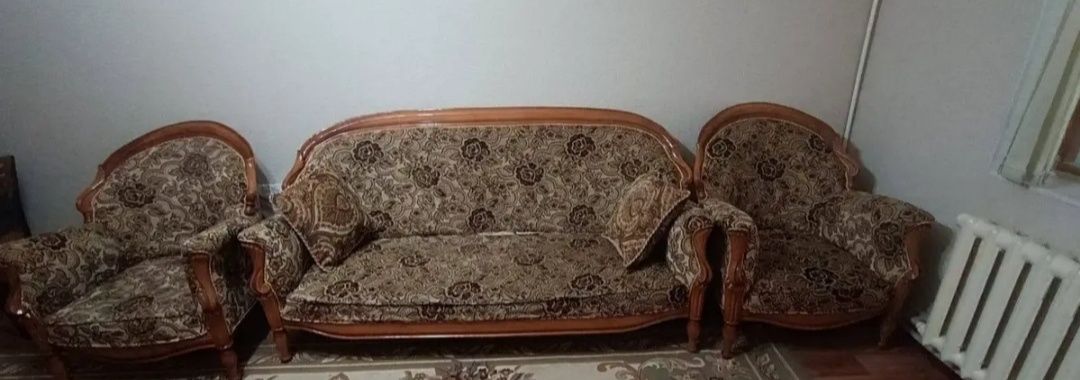Диван с двумя креслами