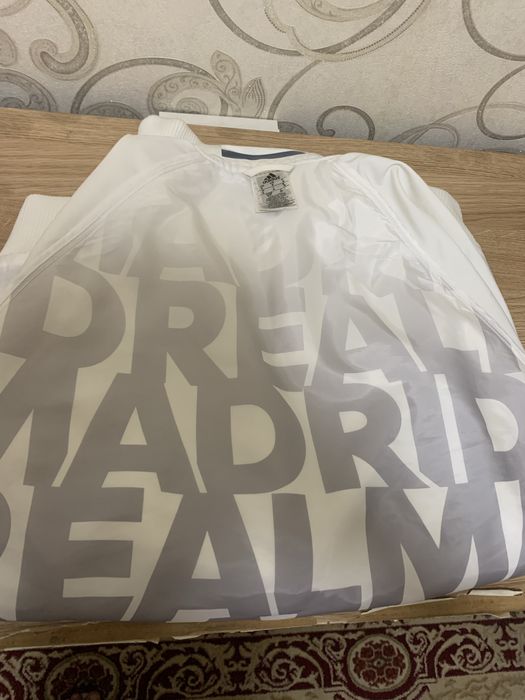 Продам мужскую ветровку Real Madrid Оригинал!
