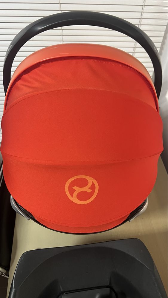 Бебешкото кошче за кола с изофикс база Cybex Aton Q i-Size isofix