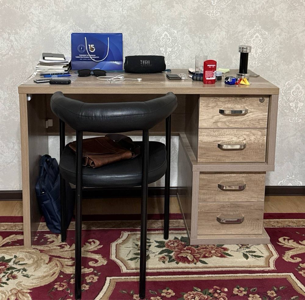 Кровать, стол, стул