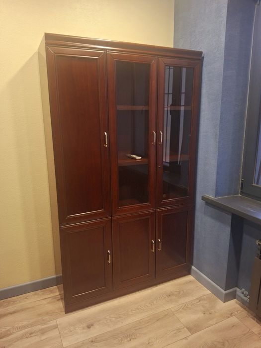 Продаётся офисные мебель ( не дорога )