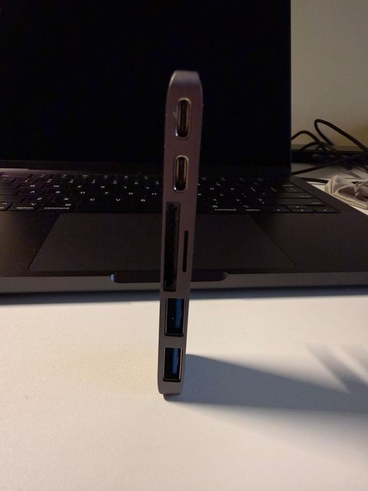 Hub USB-C / card reader pentru MacBook